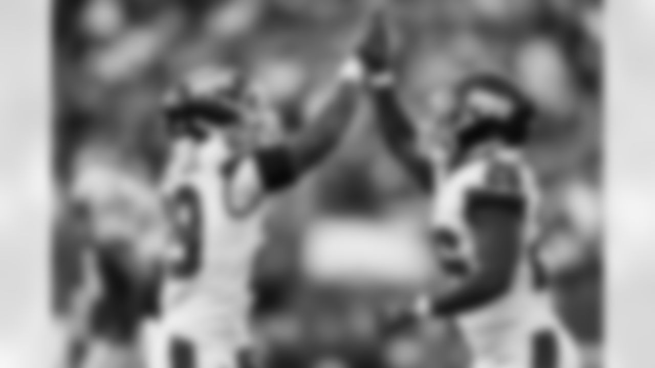 RB Tyrone Tracy Jr. (29), RB Devin Singletary (26)