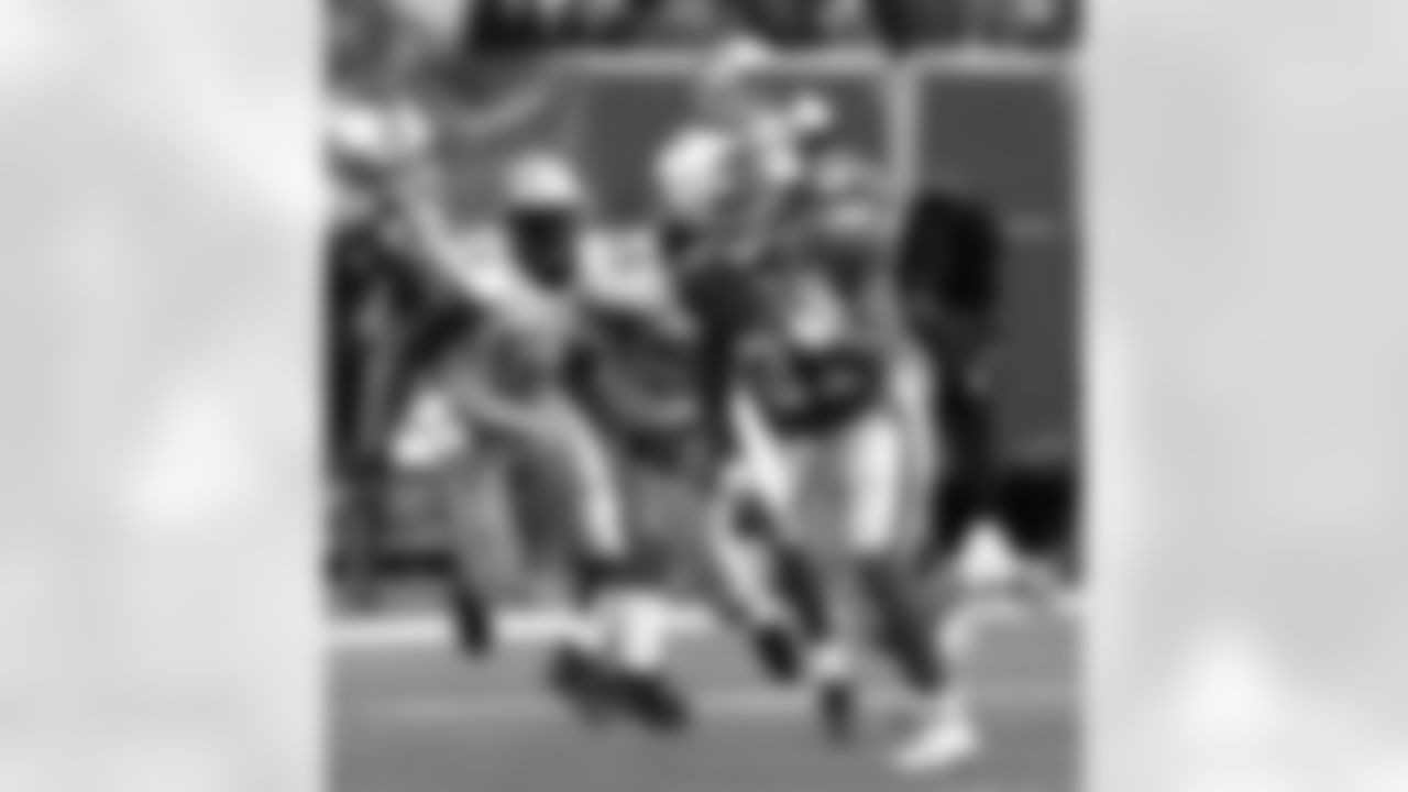 New York Giants running back Tiki Barber evades Detroit Lions' Keith Smith, center, and Alex Lewis on his way to score a touchdown during the first quarter Sunday, Oct.24, 2004 in East Rutherford, New Jersey. (AP Photo/Julie Jacobson)