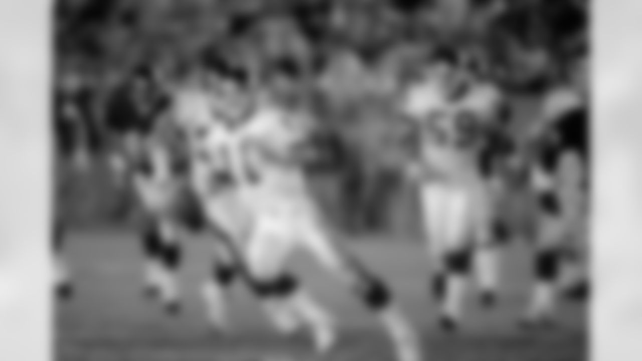 New York Giants quarterback Phil Simms (11) scrambles for yardage against the Chicago Bears during the third quarter in Chicago, Ill., Sept. 22, 1992. (AP Photo/Fred Jewell)