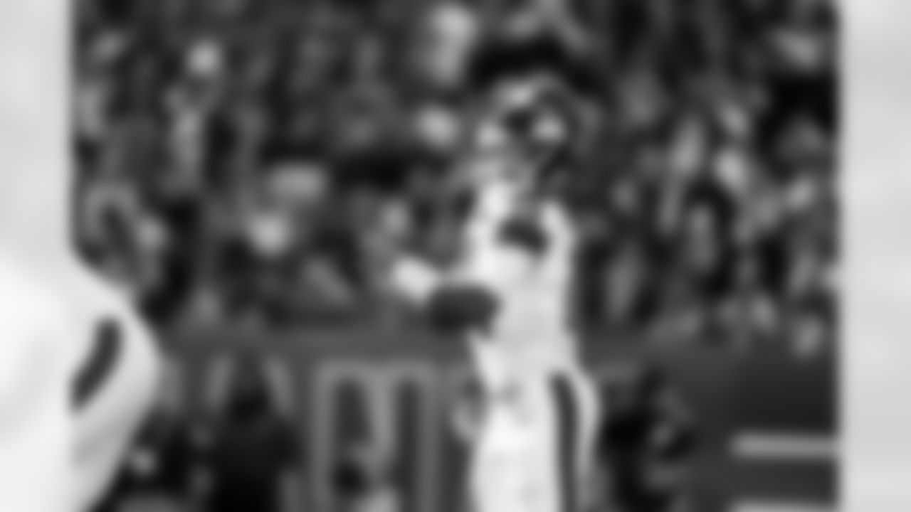 QB Jameis Winston (19)