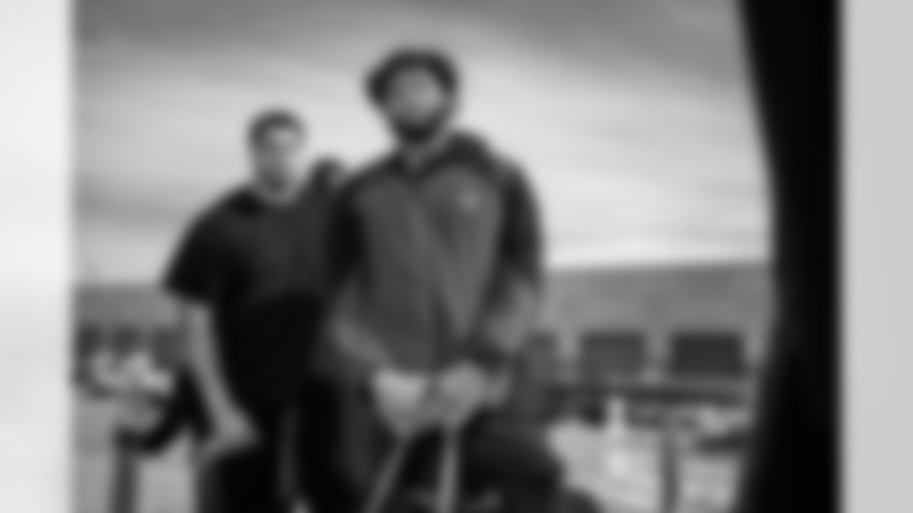 DL D.J. Davidson (98), OL Marcus Mbow (71)