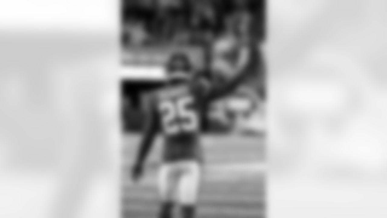 CB Deonte Banks (25)