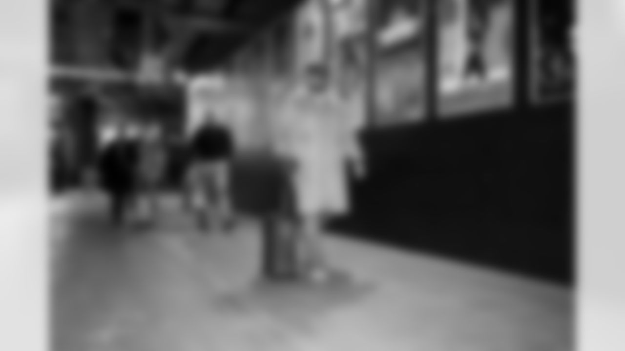 OT Jermaine Eluemunor (72)