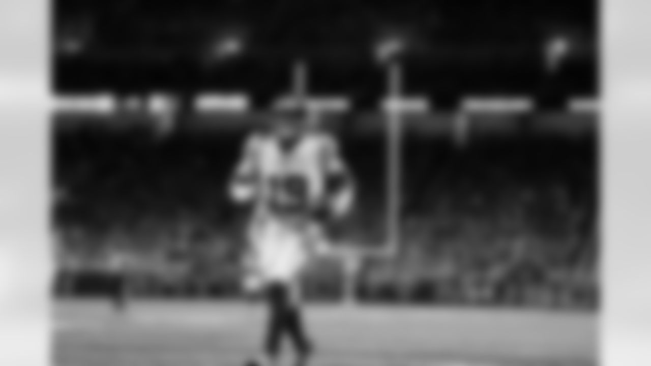 QB Jameis Winston (19)