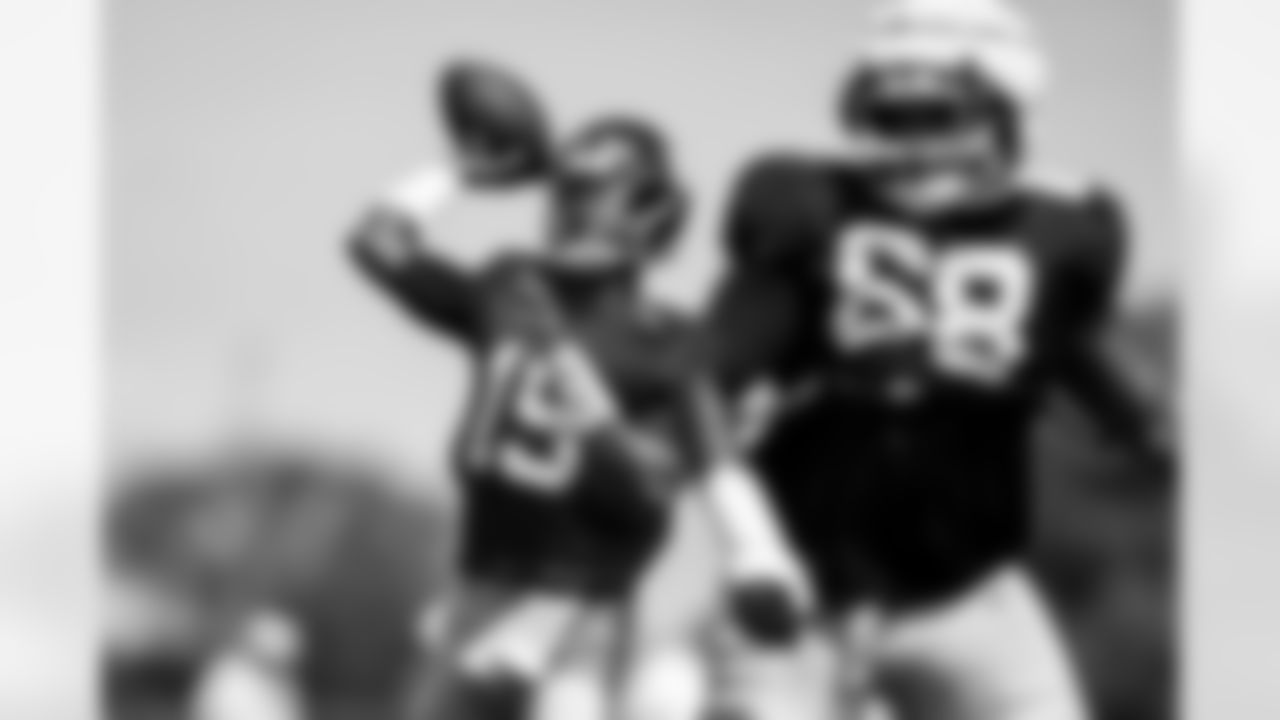 QB Jameis Winston (19)