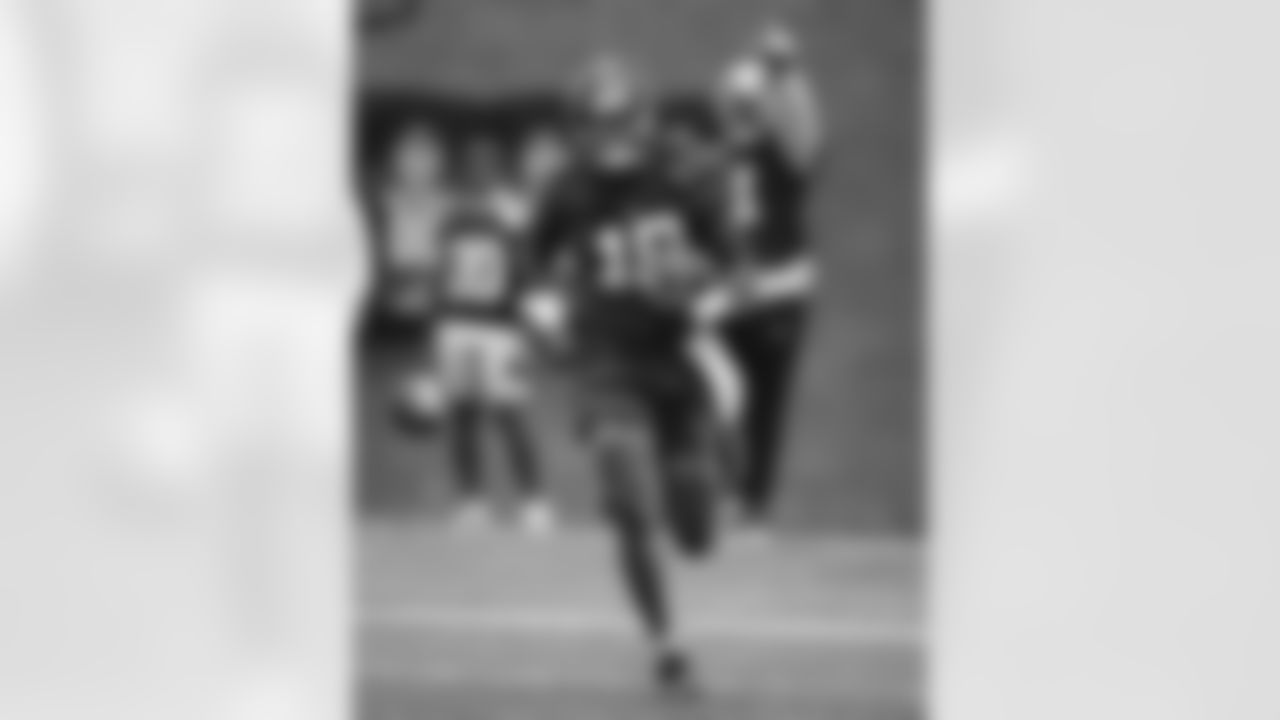QB Jameis Winston (19)
