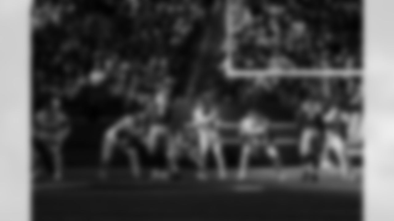 QB Jameis Winston (19)