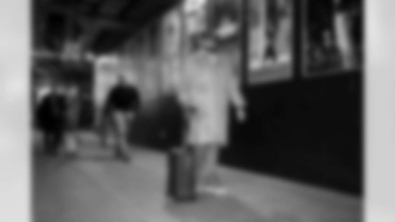 OT Jermaine Eluemunor (72)