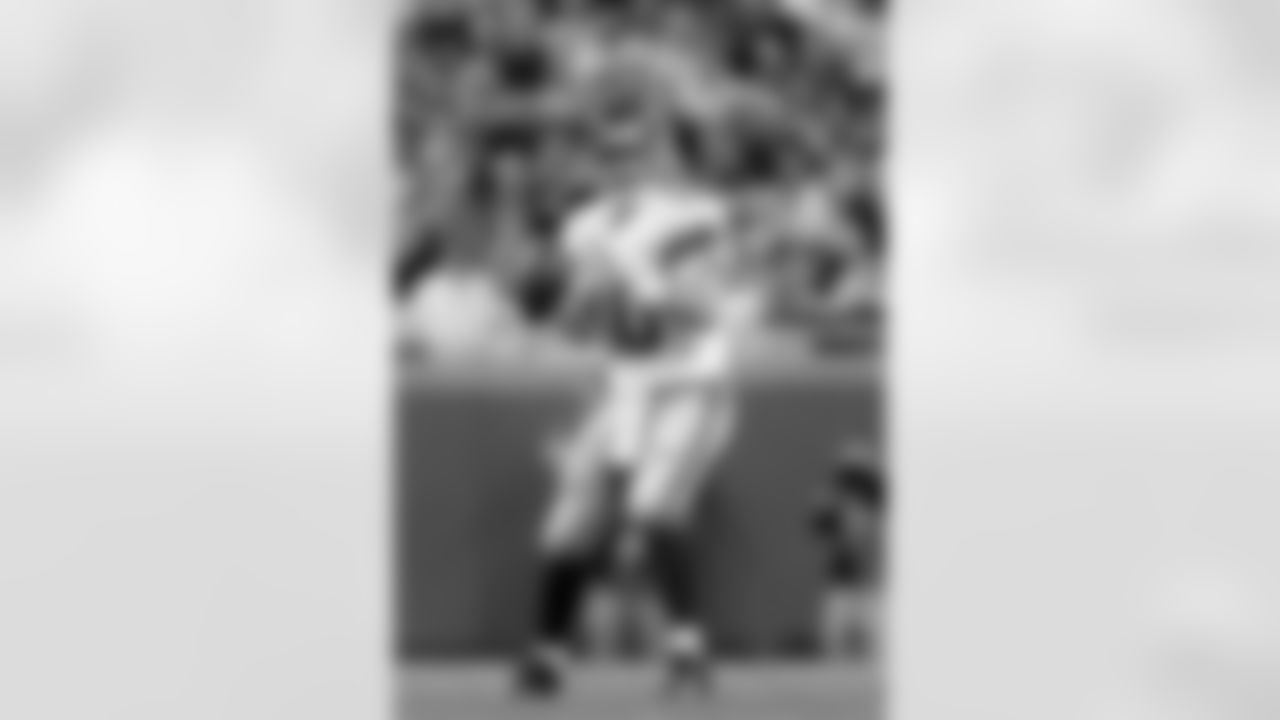 New York Giants quarterback Eli Manning throws against the Detroit Lions in the second quarter of an NFL football game in Detroit, Sunday, Nov. 18, 2007. (AP Photo/Paul Sancya)