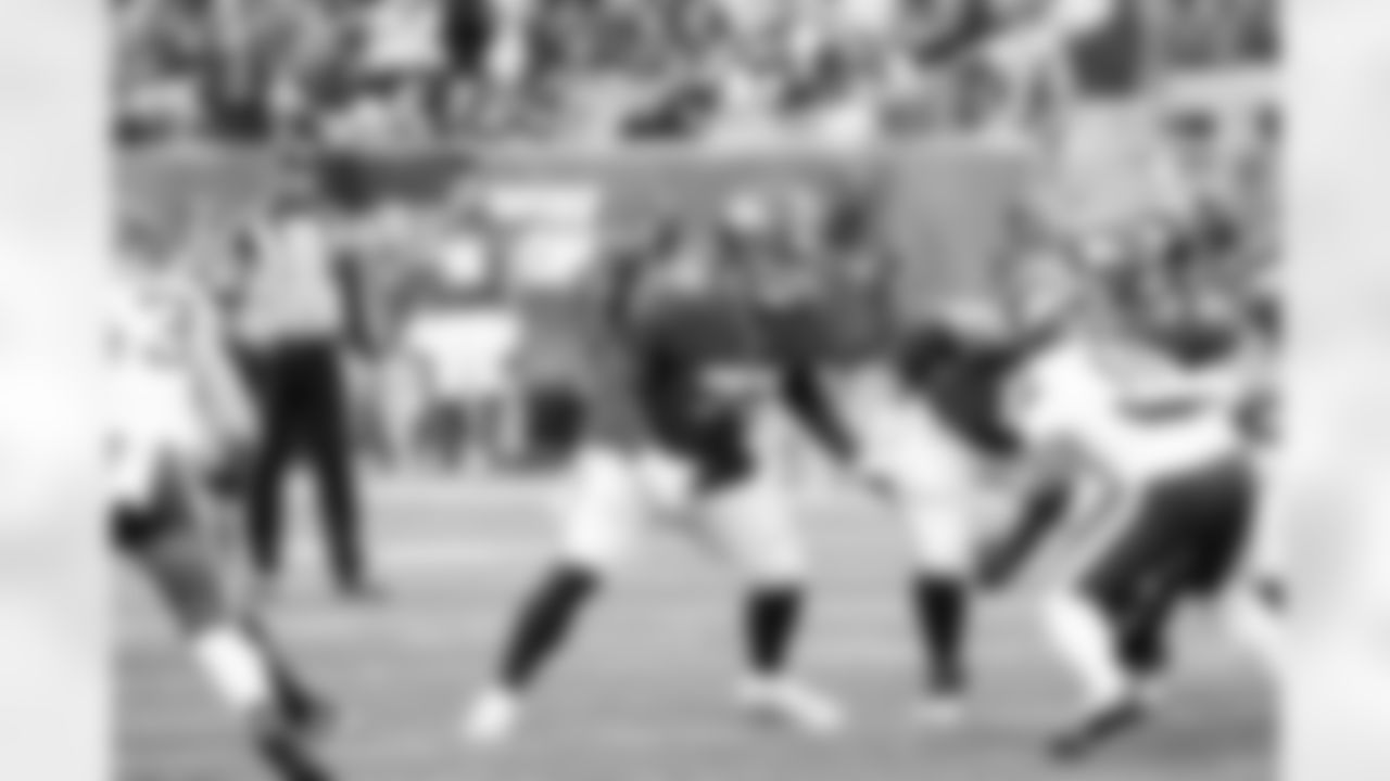 T Jermaine Eluemunor (72)