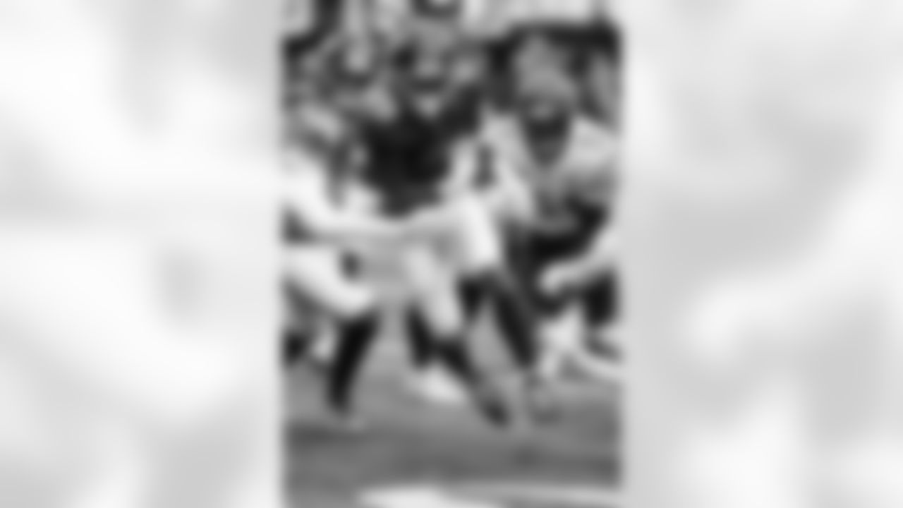 RB Tyrone Tracy Jr. (29)