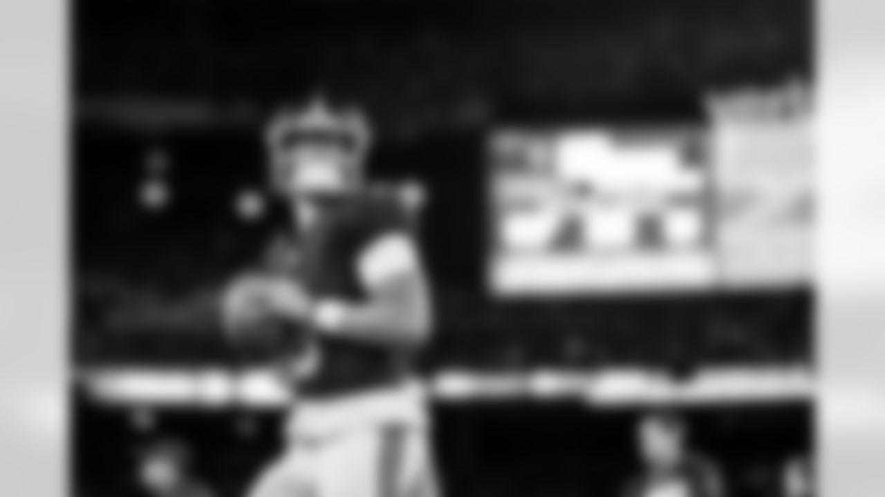 QB Jaxson Dart (6)
