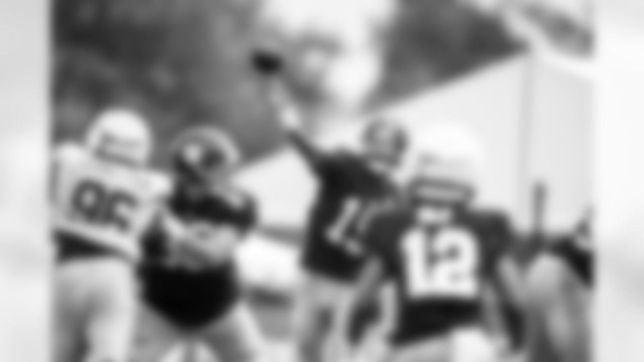 QB Jameis Winston (19)