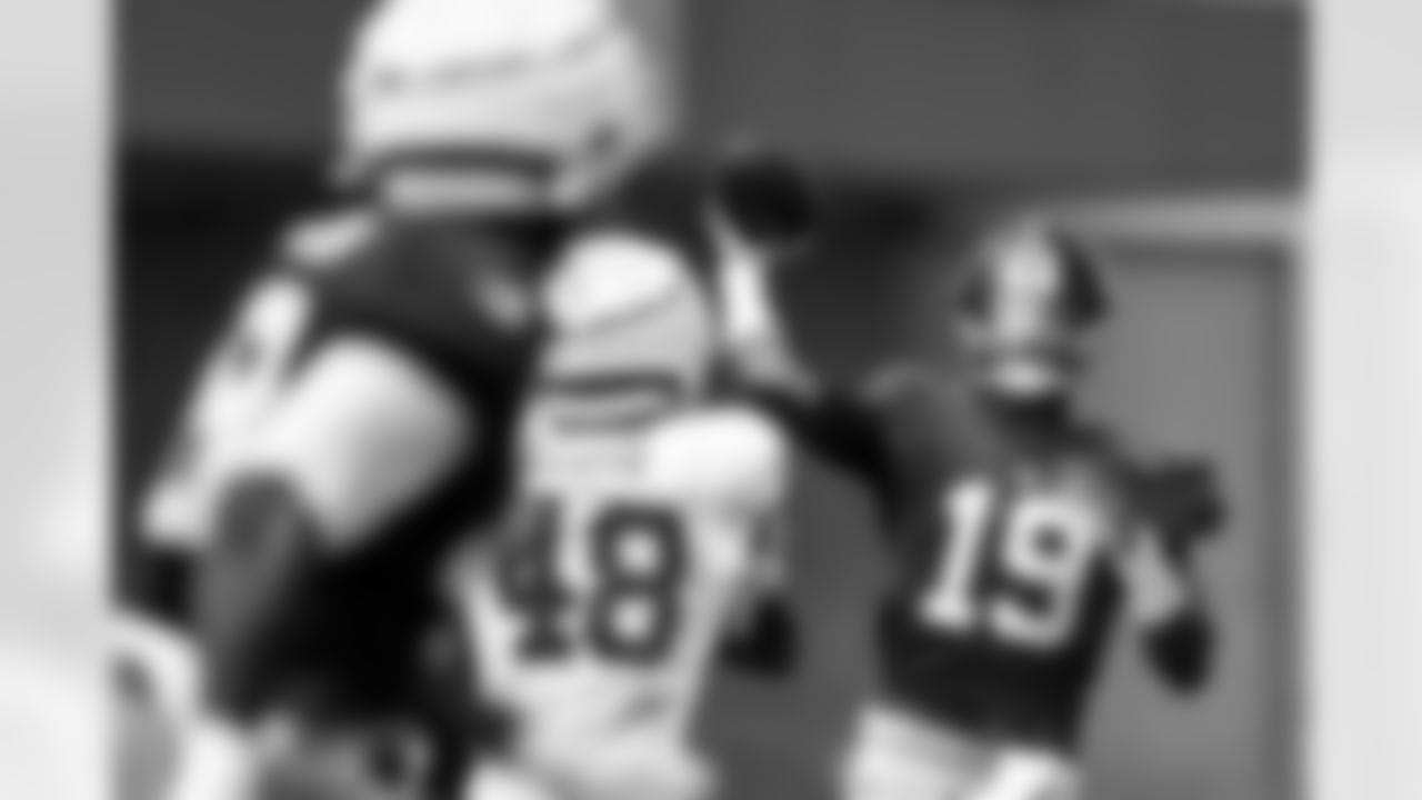 QB Jameis Winston (19)
