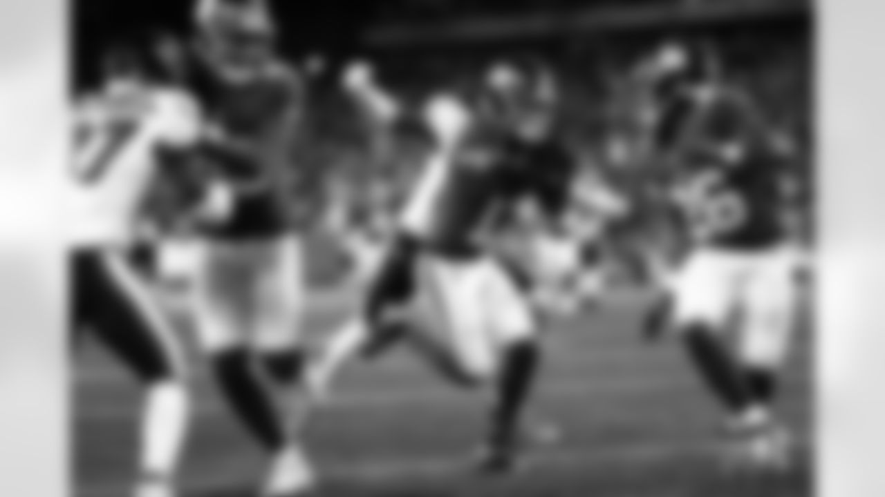 New York Giants wide receiver Wan'Dale Robinson (17) runs with the ball for a touchdown during an NFL football game against the Philadelphia Eagles, Thursday, Oct. 9, 2025 in East Rutherford, N.J. (Kevin Sabitus via AP)