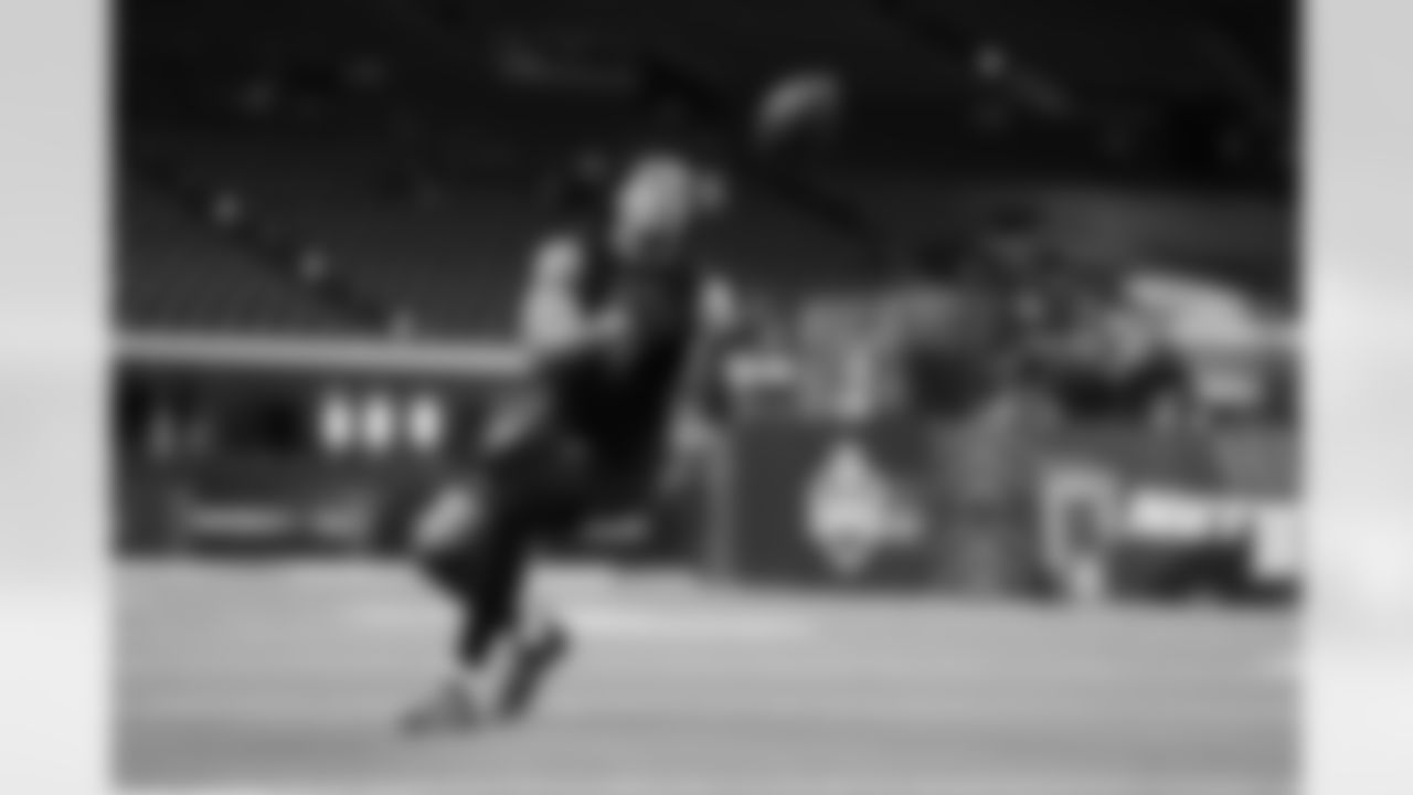 Indiana tight end Riley Nowakowski (18) participates in a drill during the 2026 NFL Scouting Combine on Friday, February 27, 2026 in Indianapolis, Indiana. (Cooper Neill/NFL)