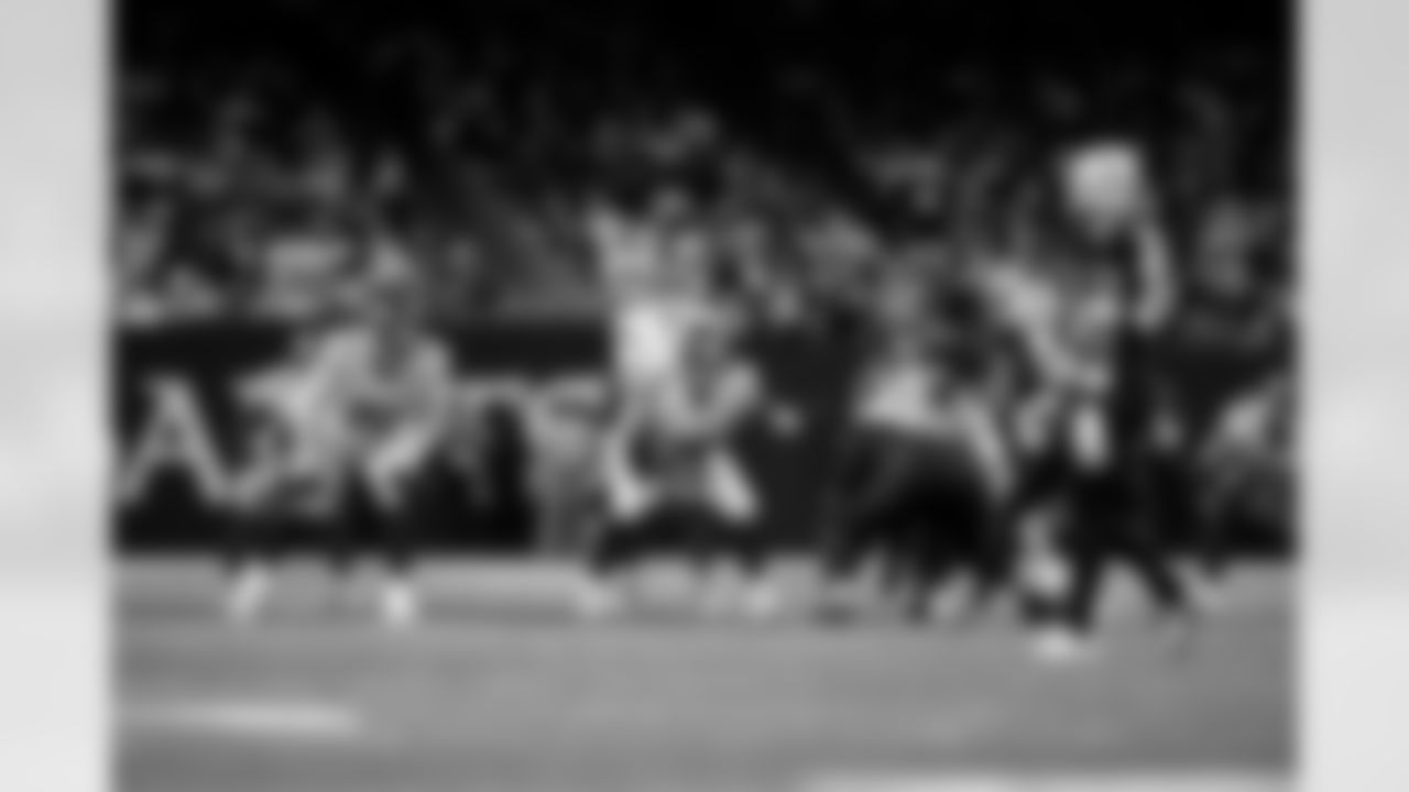 G Greg Van Roten (74) lines up for a play during an NFL football game against the New Orleans Saints on Sunday, October 5, 2025 at Caesars Superdome in New Orleans. (BRENNAN ASPLEN/NEW YORK GIANTS)