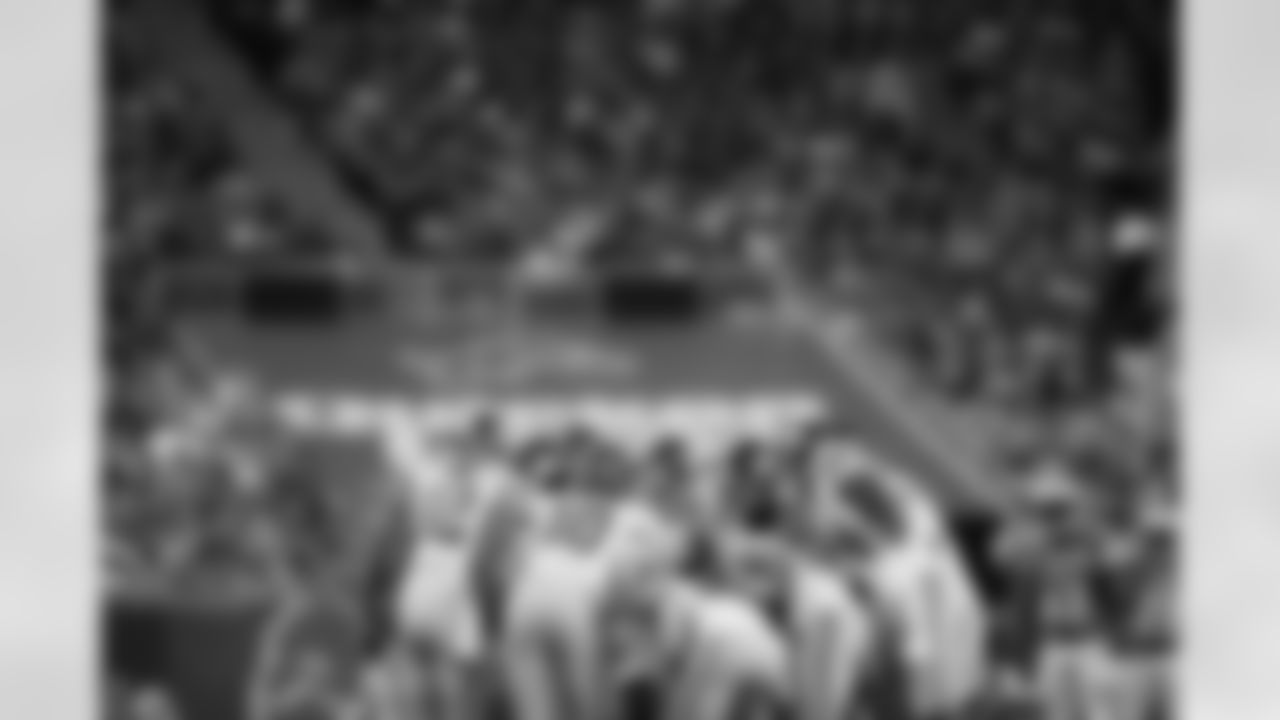 The New York Giants huddle during the first quarter of an NFL football game against the Detroit Lions in Detroit, Monday, Sept. 8, 2014. (AP Photo/Paul Sancya)