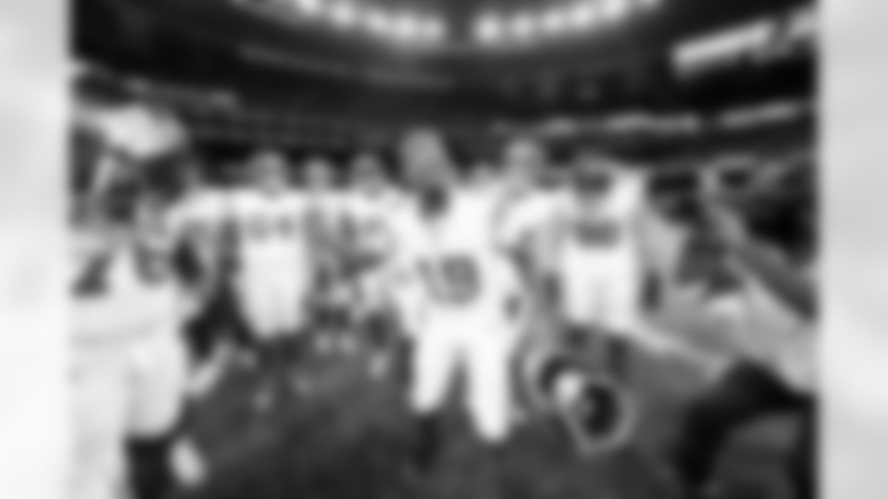 QB Jameis Winston (19) leads a huddle prior to an NFL football game against the New Orleans Saints on Sunday, October 5, 2025 at Caesars Superdome in New Orleans. (BRENNAN ASPLEN/NEW YORK GIANTS)