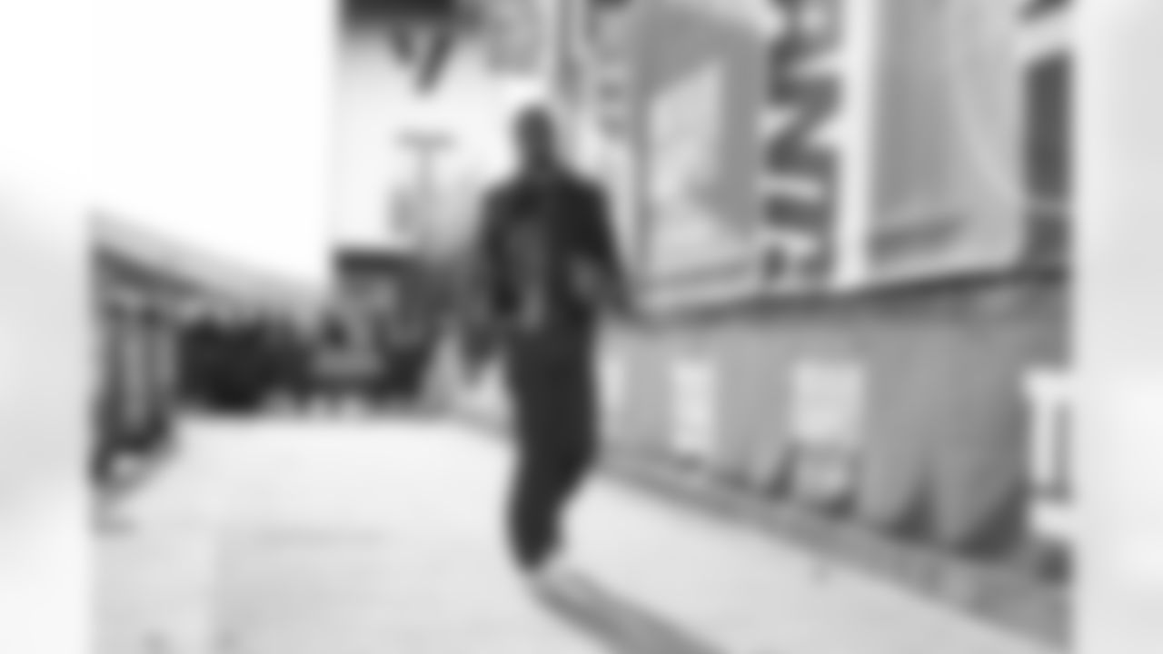 QB Jameis Winston (19)