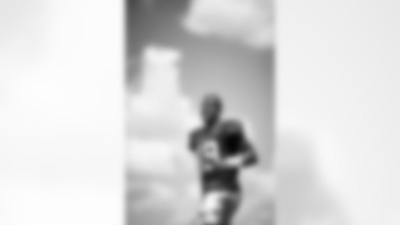 QB Jameis Winston (19)