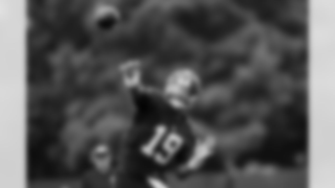 QB Jameis Winston (19)