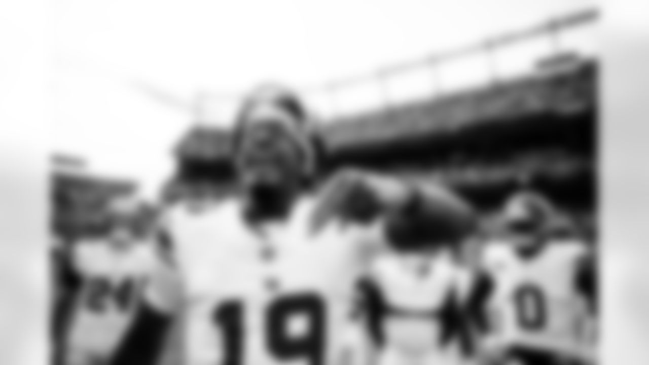 QB Jameis Winston (19)