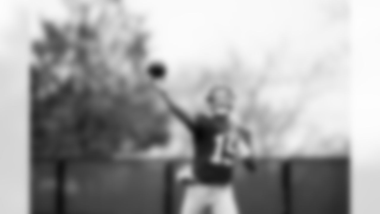 QB Jameis Winston (19)