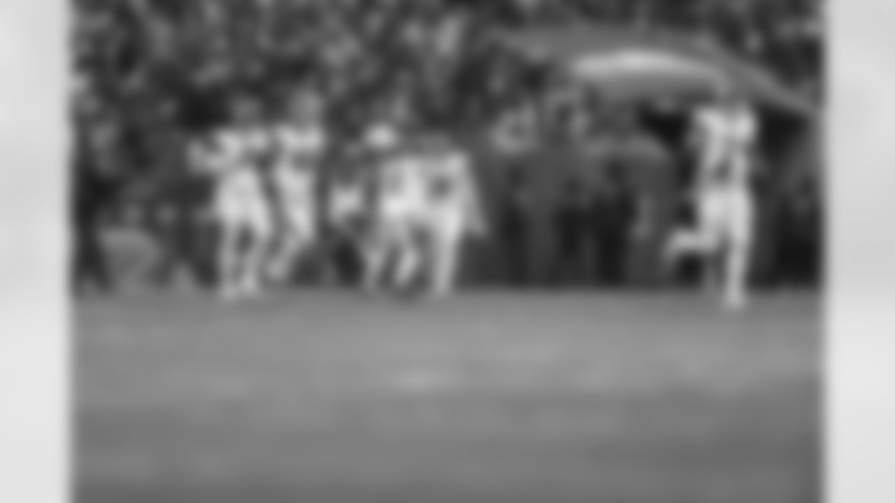 S Jevón Holland (8)