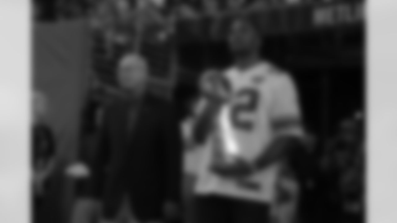 New York Giants former coach Tom Coughlin (left) and former defensive end Michael Strahan (92) carry the Lombardi Trophy onto the field during halftime ceremony to recognize the 10th anniversary of the Giants' victory in Super Bowl XLII at a NFL football game in East Rutherford, N.J. on Monday, September 18, 2017. (Kirby Lee via AP)