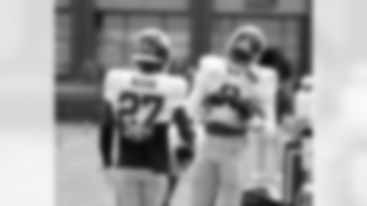 New York Giants linebacker Brian Burns (0),New York Giants safety Tyler Nubin (27)