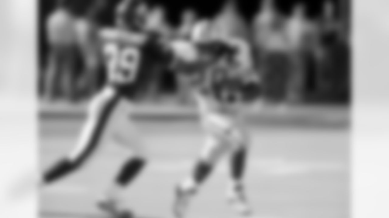 Detroit Lions Barry Sanders (20) tries to break away from New York Giants Corey Raymond (39) during the second quarter of their game at Giants Stadium in East Rutherford, N.J., Oct. 30, 1994. Sanders gained 12 yards on the play. (AP Photo/John Dunn)