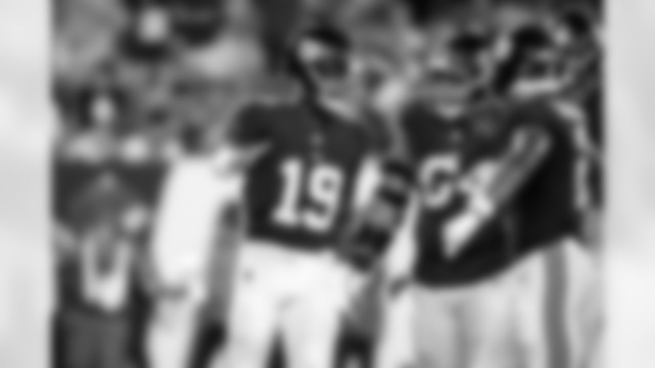 QB Jameis Winston (19)