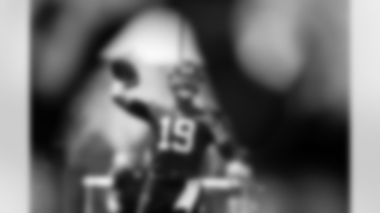 QB Jameis Winston (19)