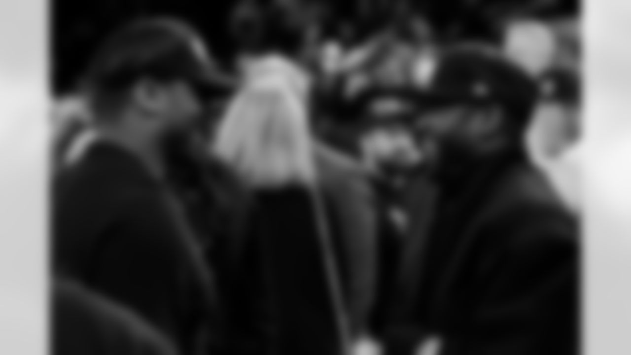 New York Giants quarterback Russell Wilson, left, talks with Boxer Floyd Mayweather Jr. after an NBA basketball game between the LA Clippers and the New York Knicks Wednesday, March 26, 2025, in New York. (AP Photo/Adam Hunger)