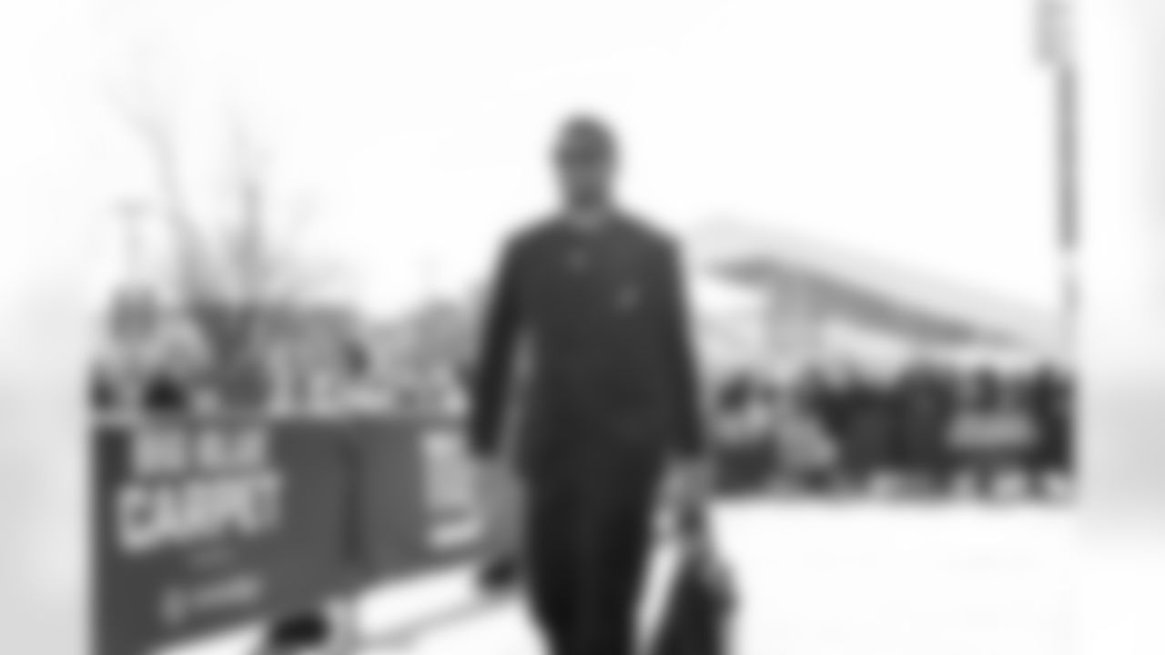 QB Jameis Winston (19)