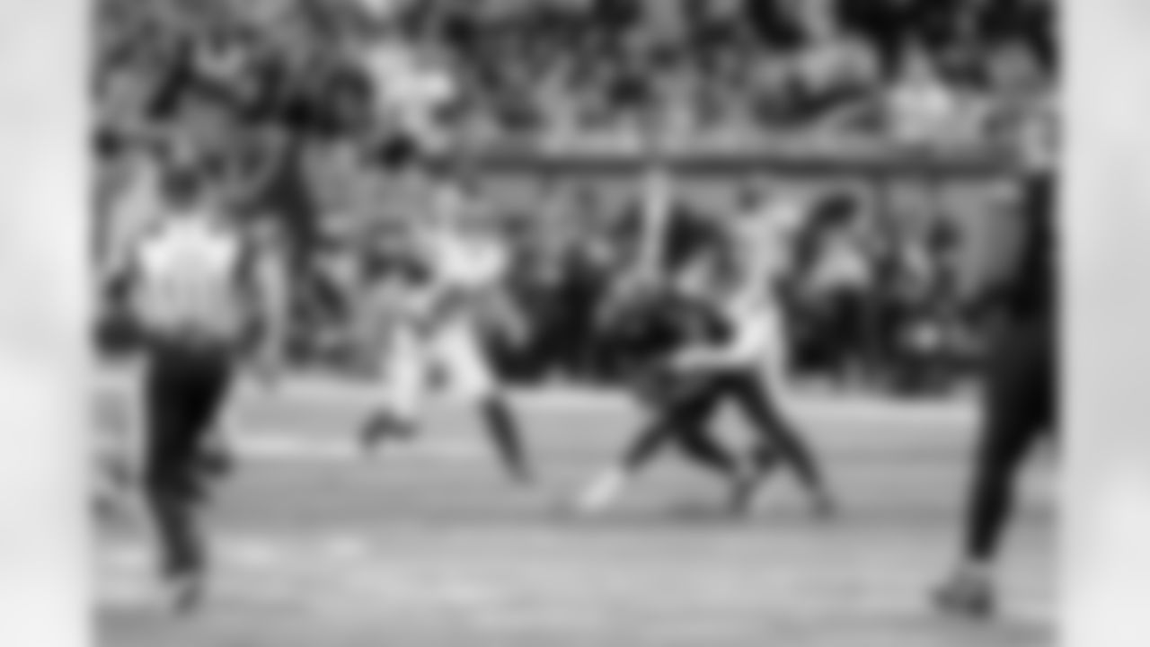 S Dane Belton (24), S Jevón Holland (8)