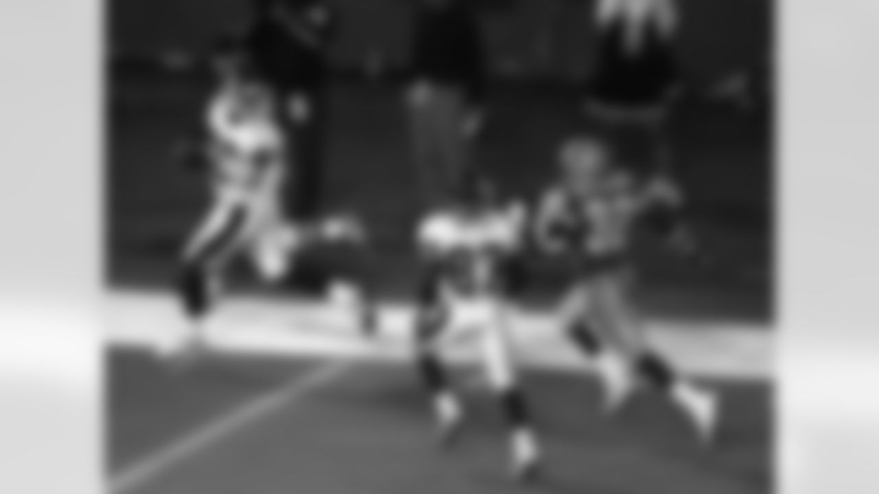 New York Giants receiver Chris Calloway (80) looks back at Detroit Lions cornerback Bryant Westbrook (32) and Giants receiver David Patten as he prepares to score a touchdown in overtime to defeat the Lions 26-20, at the Silverdome in Pontiac, Mich., Sunday, Oct. 19, 1997. (AP Photo/Carlos Osorio)