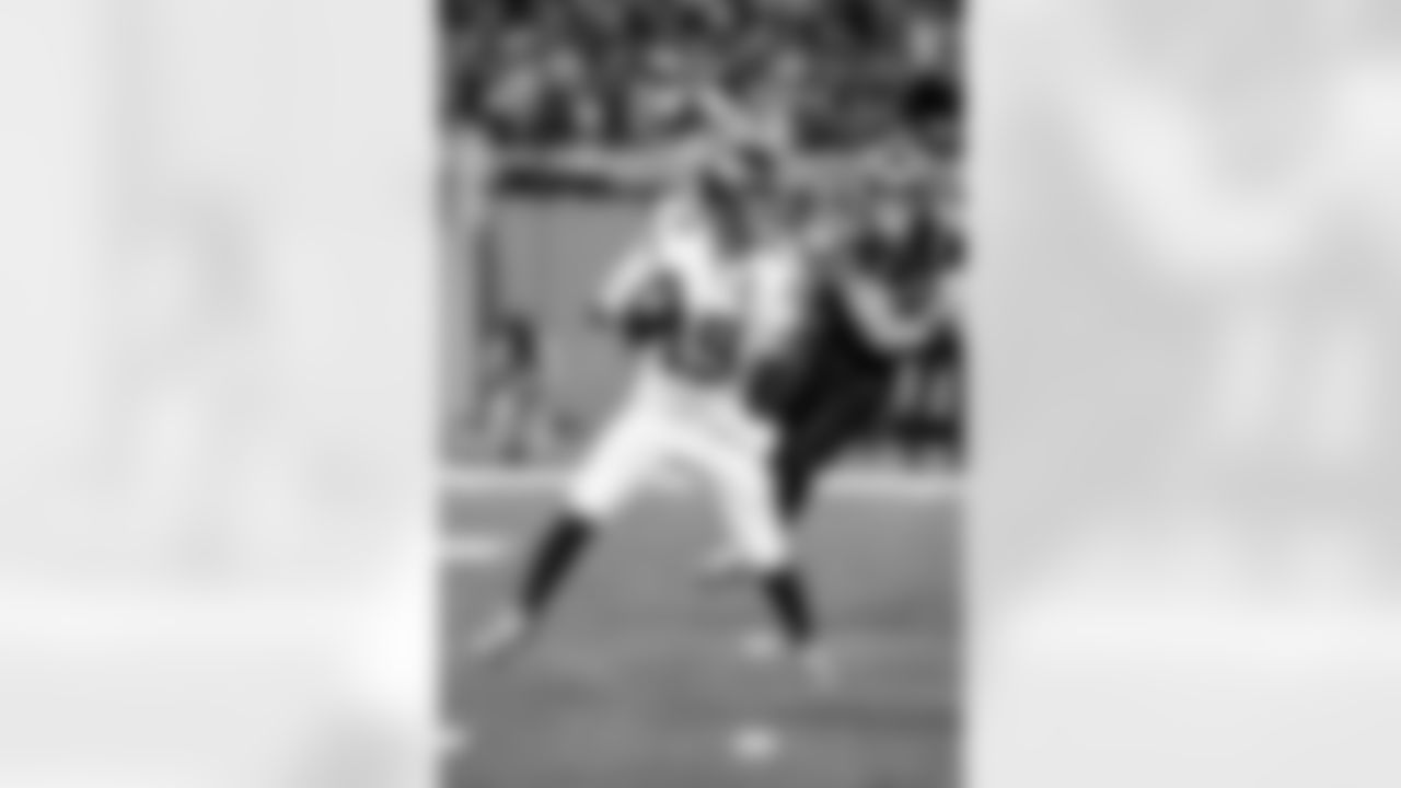 QB Jameis Winston (19)