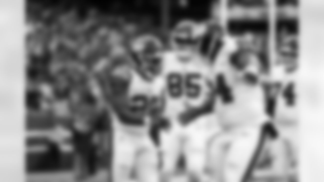 RB Devin Singletary (26), DT Elijah Chatman (94)