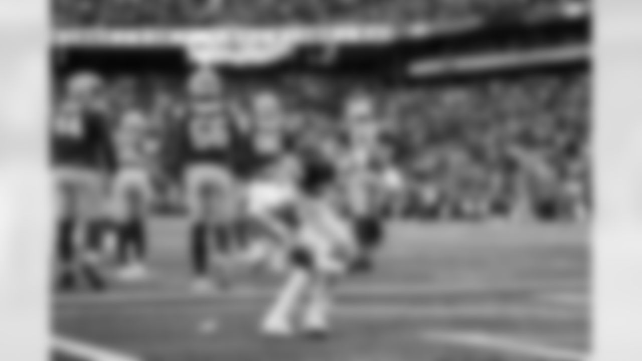 QB Jameis Winston (19)