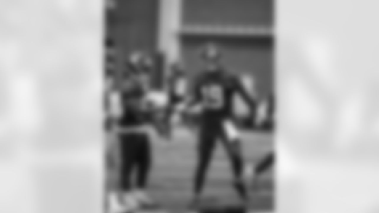 QB Jameis Winston (19),RB Eric Gray (20)