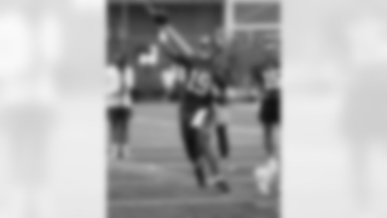 QB Jameis Winston (19)