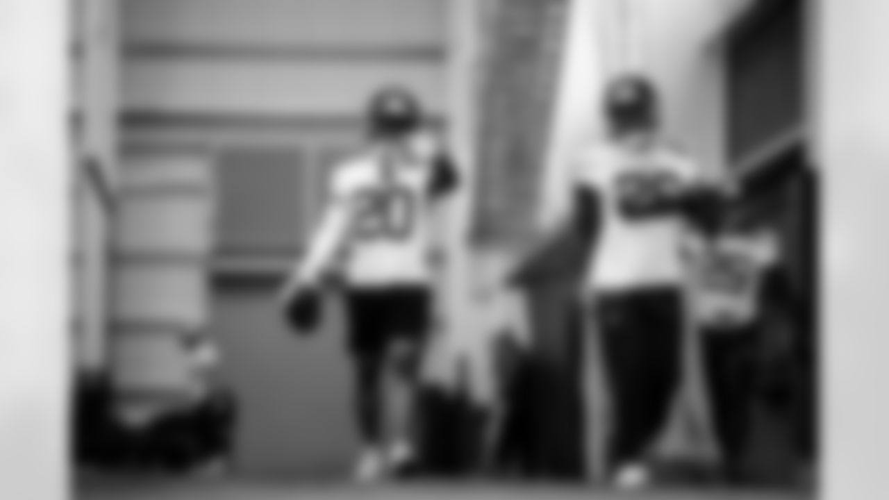 RB Eric Gray (20), RB Devin Singletary (26)