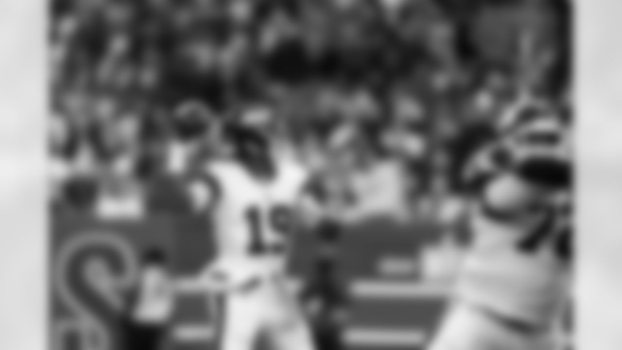 QB Jameis Winston (19)