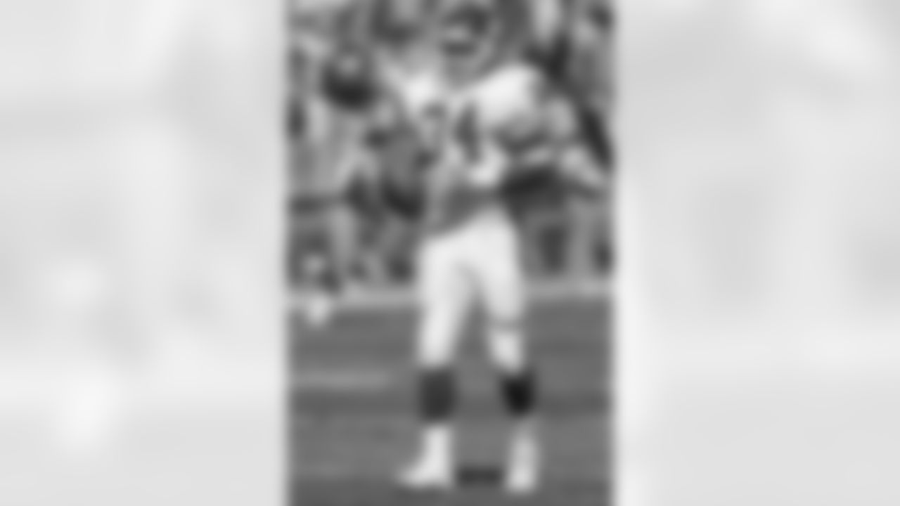 New York Giants running back Herschel Walker (34) walks on the field before facing the Green Bay Packers in Green Bay, WI, Sep. 17, 1995. (Paul Spinelli via AP)