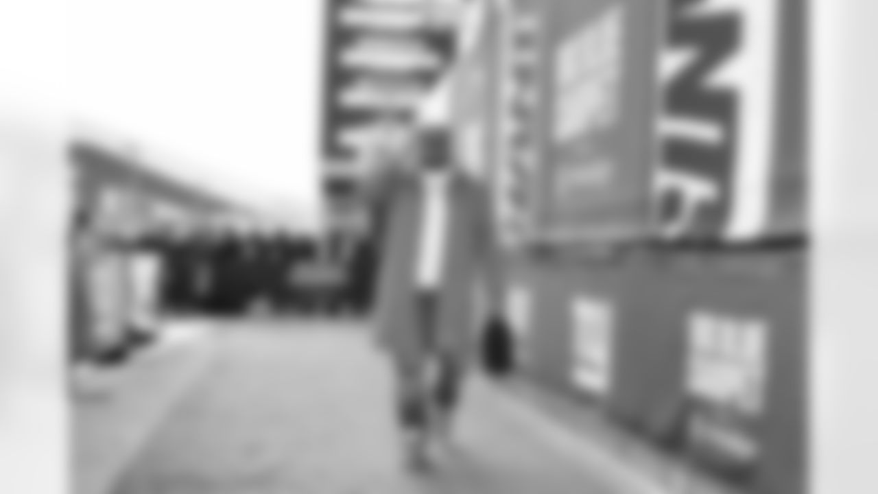 OT Jermaine Eluemunor (72)