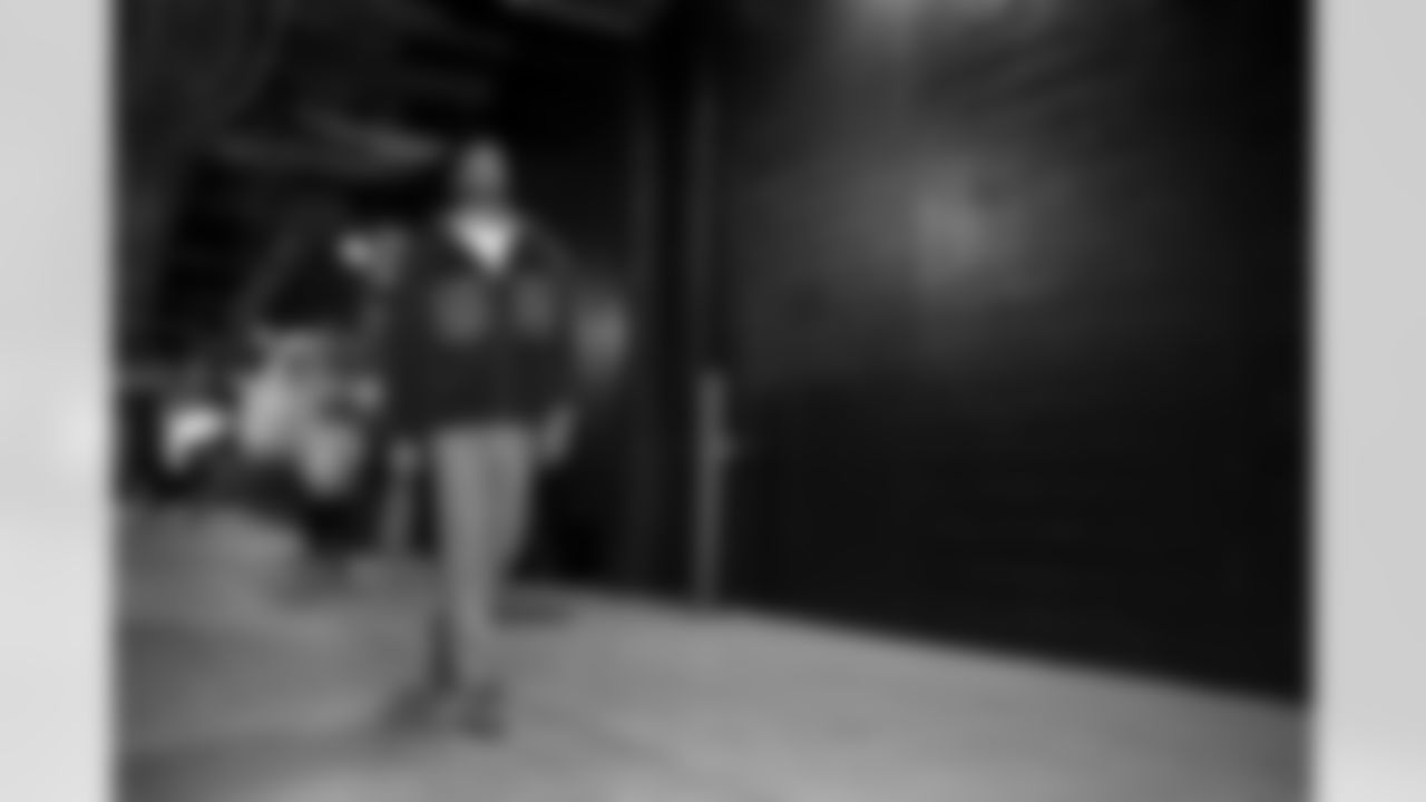 QB Jameis Winston (19)