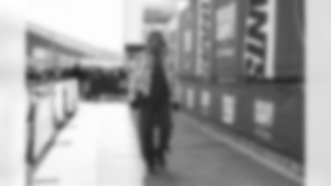 OLB Zaire Barnes (46)