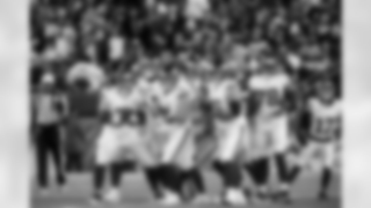 G Greg Van Roten (74), G Jon Runyan Jr. (76), T Andrew Thomas (78)